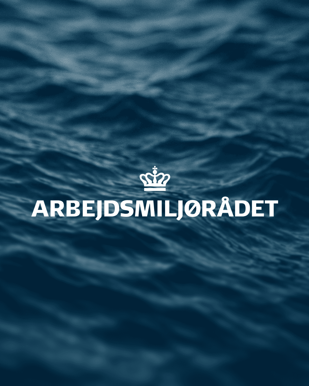 Arbejdsmiljørådets logo over havoverflade