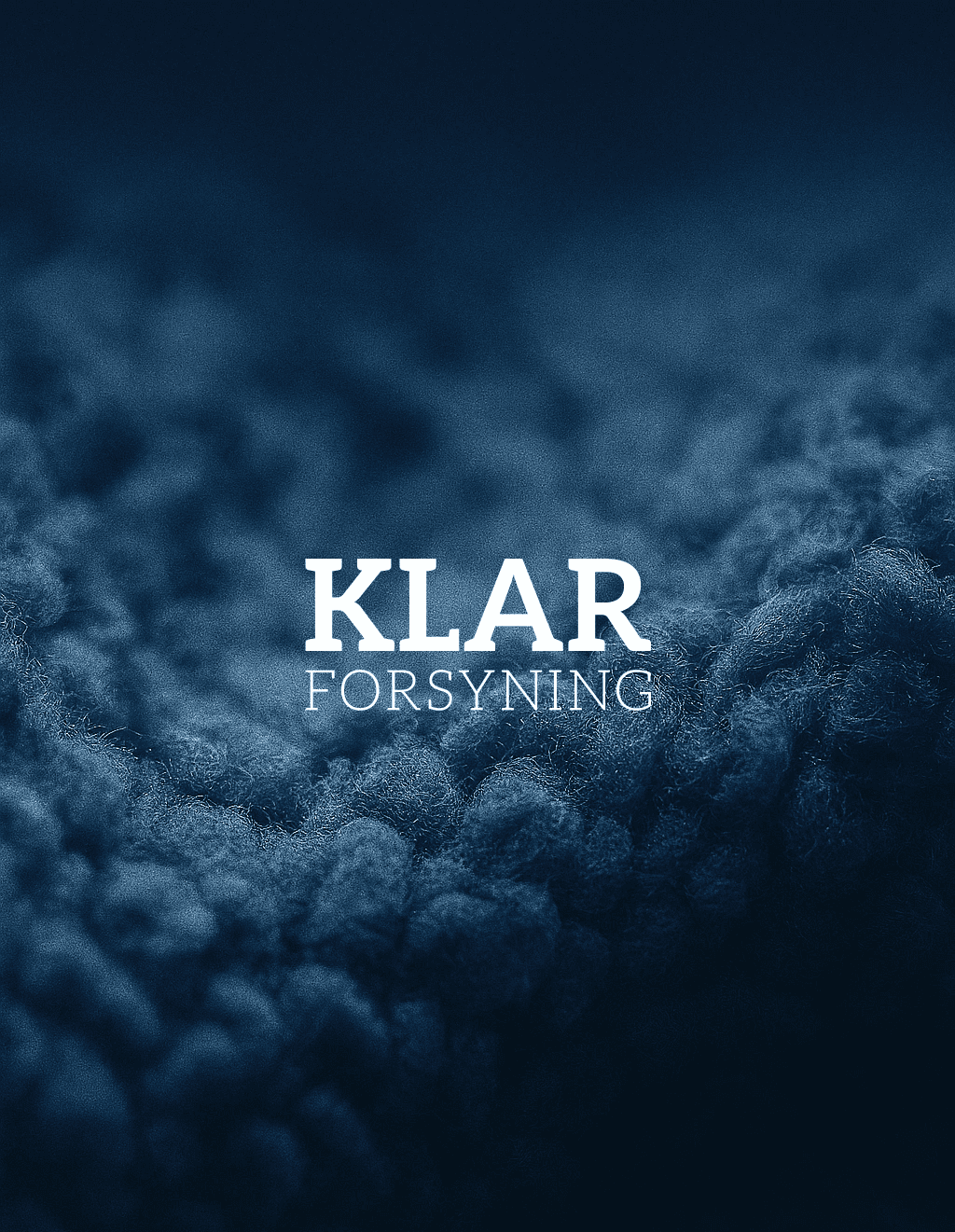 KLAR Forsynings logo på mørkeblå strikbaggrund