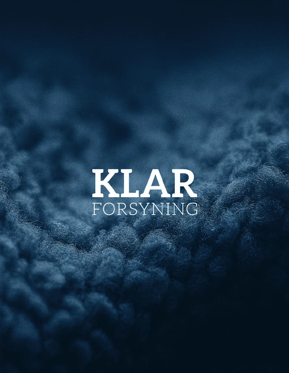 KLAR Forsynings logo på mørkeblå strikbaggrund